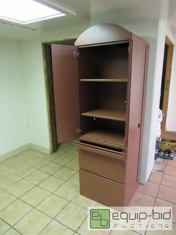 lot 400 image: Metal Shelving Cabinet
