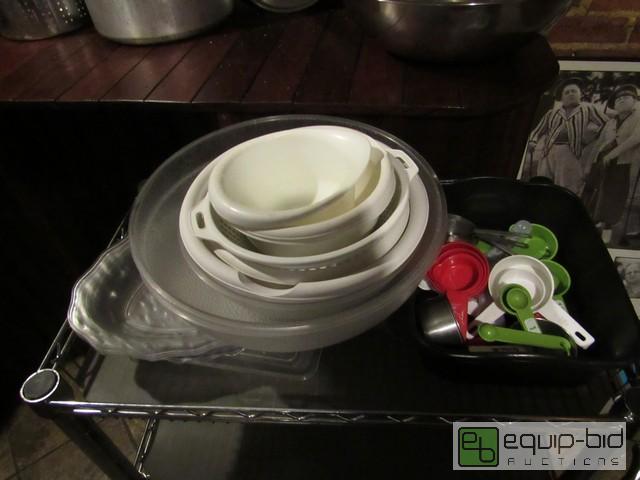lot 416 image: Large Lot Of Plastic Kitchen Wares