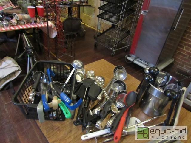 lot 427 image: Large Lot Of Kitchen Utinsels