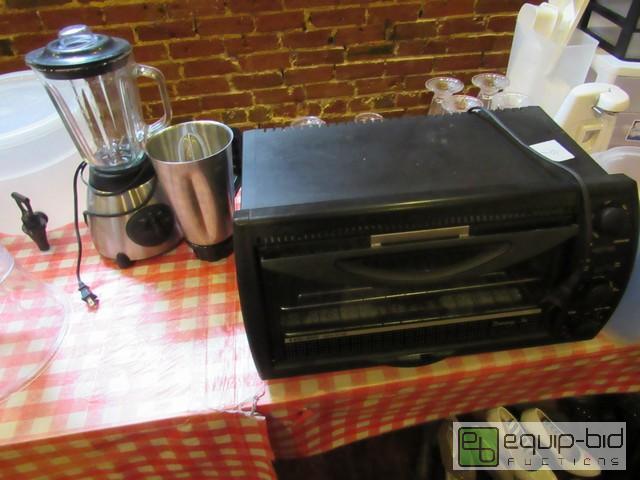 lot 443 image: Black And Decker Toasters Oven And Everstar Blender