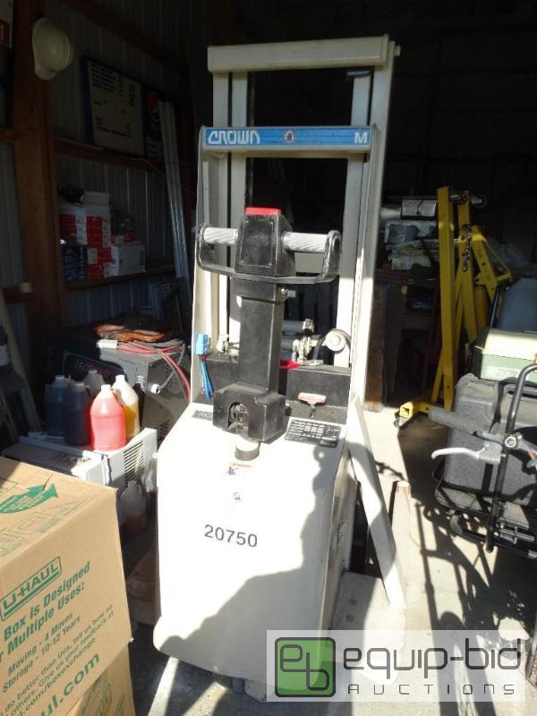 lot 11 image: Crown Model- 20 MT-S Pallet stacker with char...