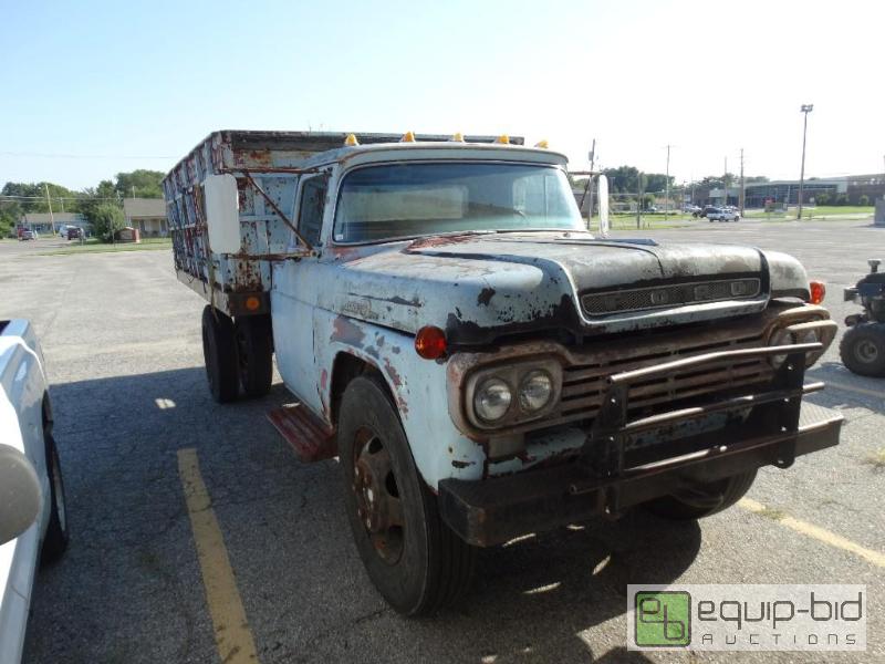 lot 1639 image: 1952 Ford &nbspF-&nbsp100 dump truck.  Truc...
