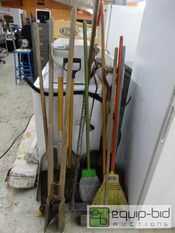 lot 1683 image: Lot of shovels, brooms and post hole digger...