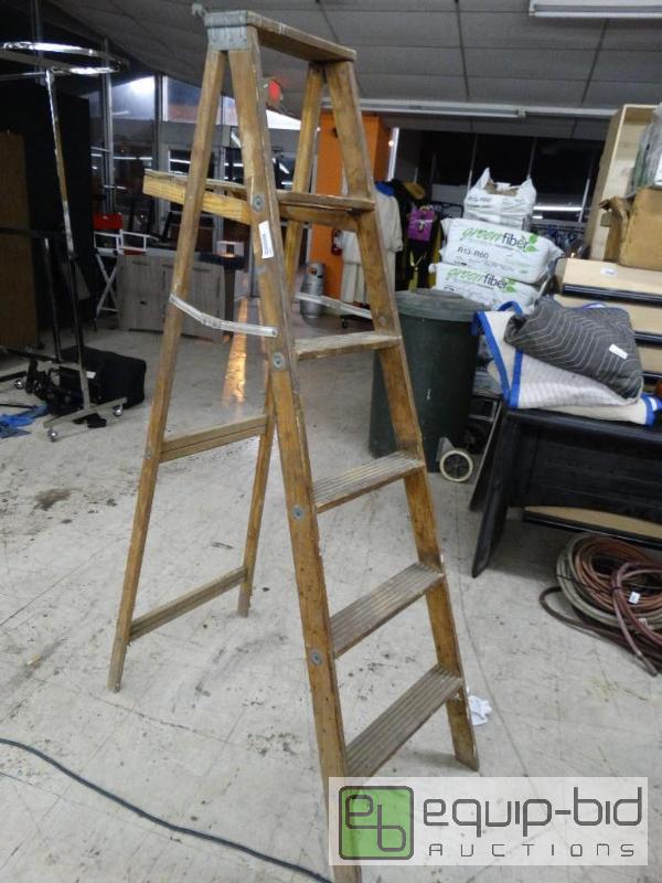 lot 1684 image: 6ft Wood ladder....