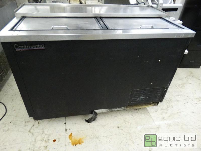 lot 1710 image: Continental 2 door refrigerated bottle cooler...