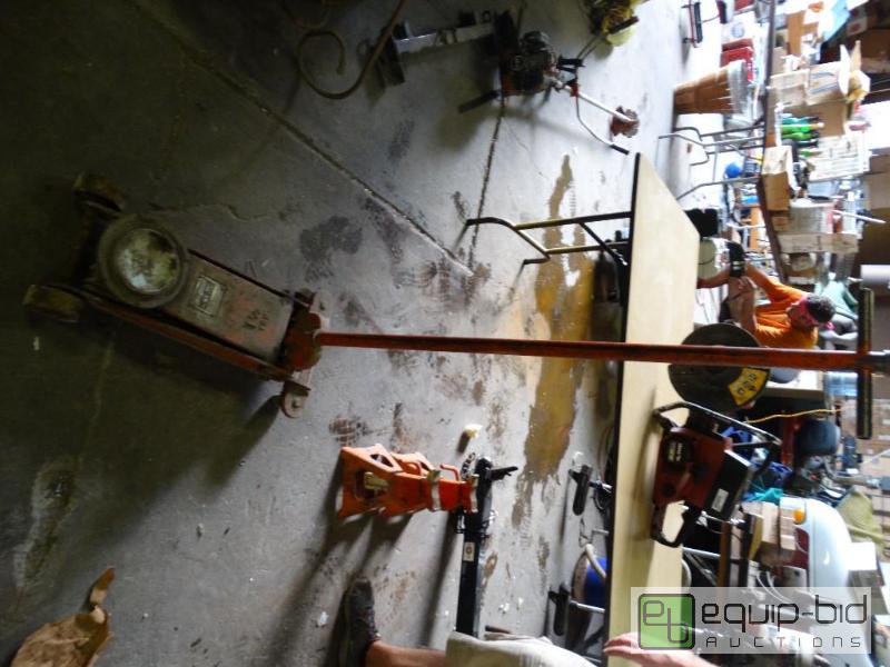 lot 1007 image: 1 12 Tons floor jack....