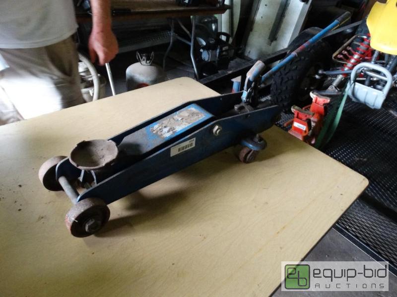 lot 1013 image: Floor jack  &quotnot working&quot...