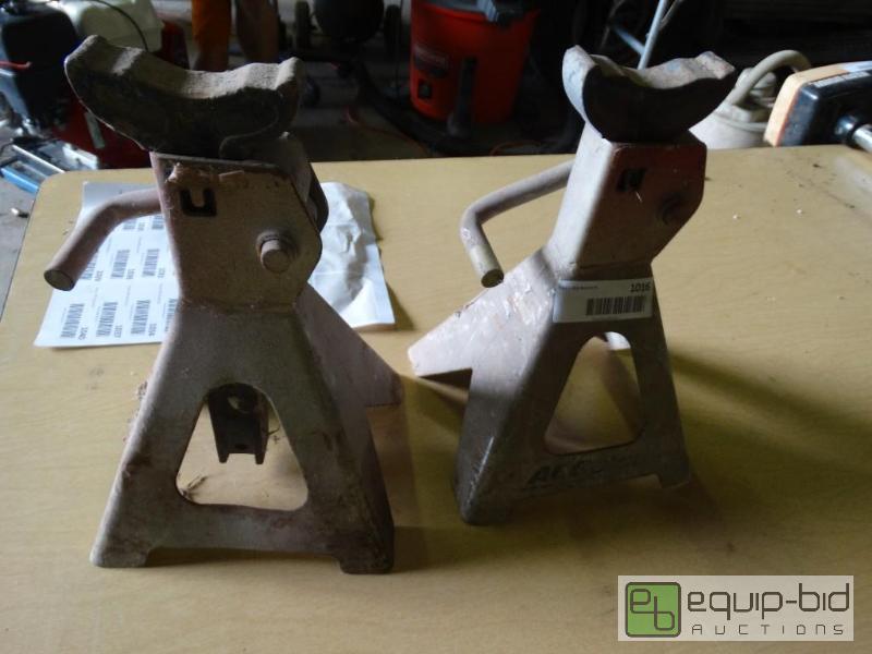 lot 1016 image: Pair of jack stands...