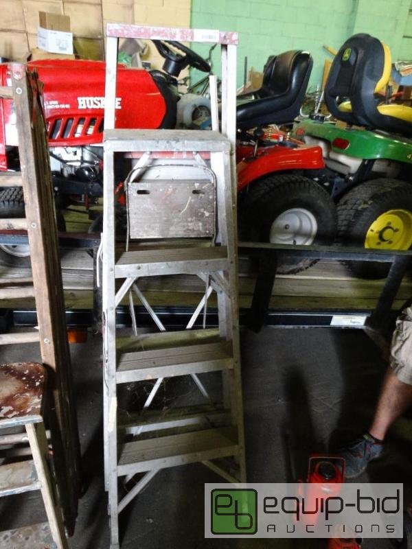 lot 1018 image: 2- Aluminum step ladders....