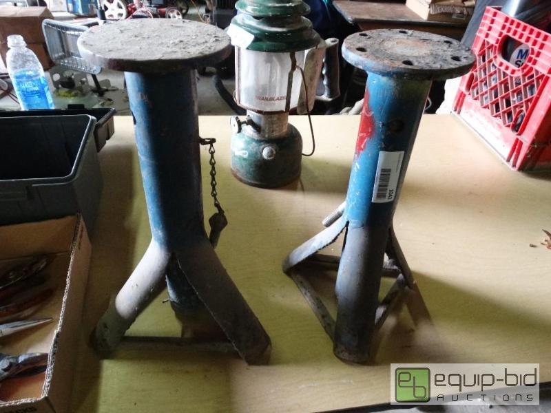 lot 1042 image: Pair of jack stands....