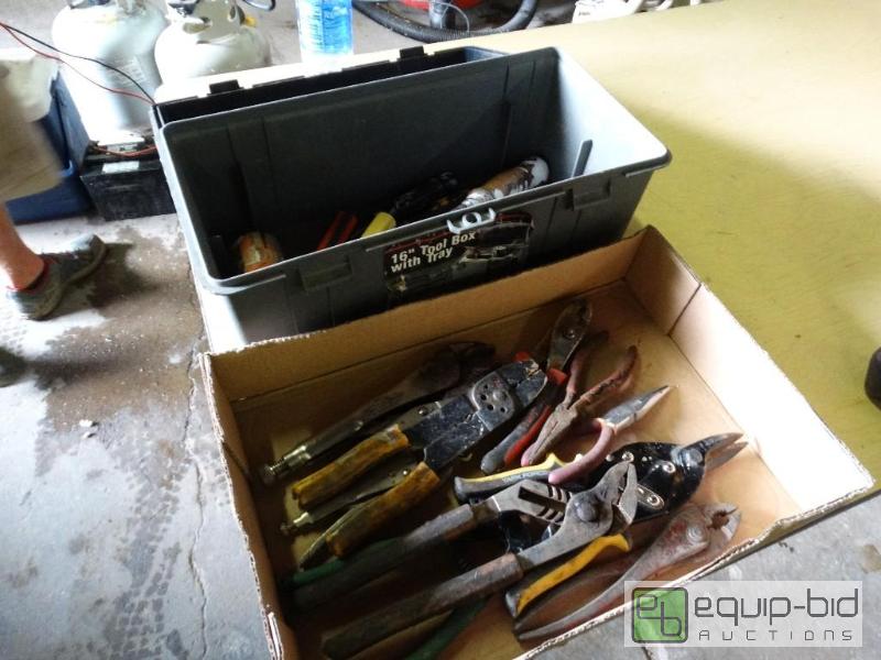 lot 1044 image: Tool box with various tools....