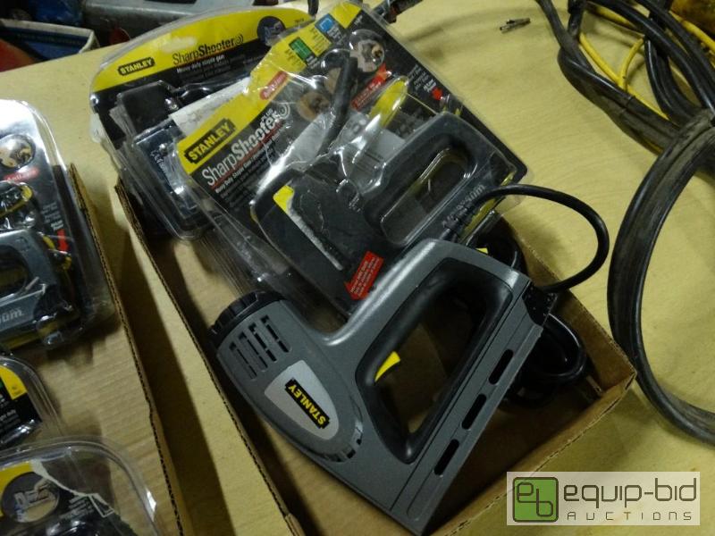 lot 1083 image: 6 Staplers...