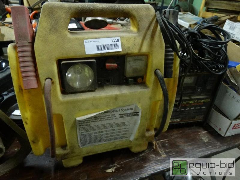 lot 1118 image: Jump box and charger....