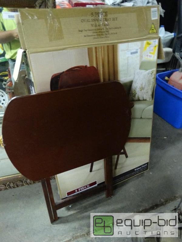 lot 1122 image: Set of 4 tv trays...