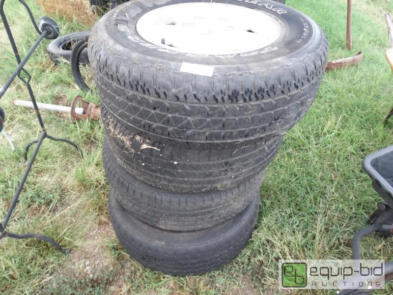 lot 1146 image: Set of 4 15&quot Alloy wheels with tires....