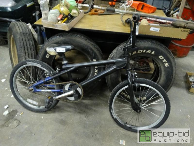 lot 1153 image: Mongoose bike....