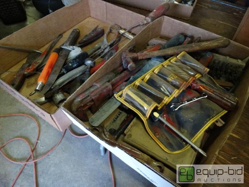 lot 1160 image: 2 Flats of hand tools....