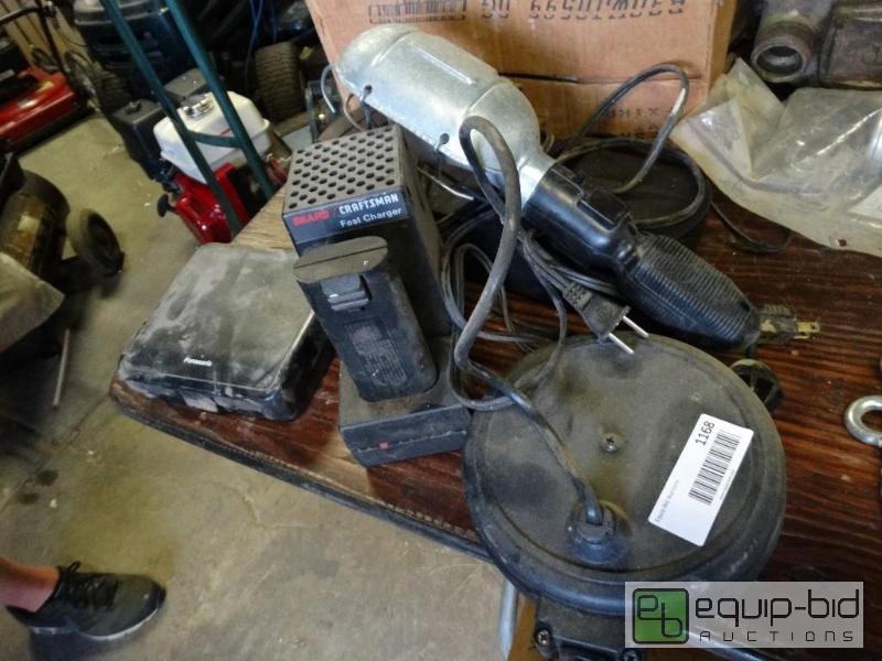 lot 1168 image: Razor, drop light, paper shredder and 4 tight...