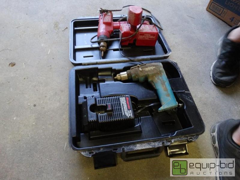 lot 1189 image: Snap - on case and battery, Milwaukee&nbspdr...