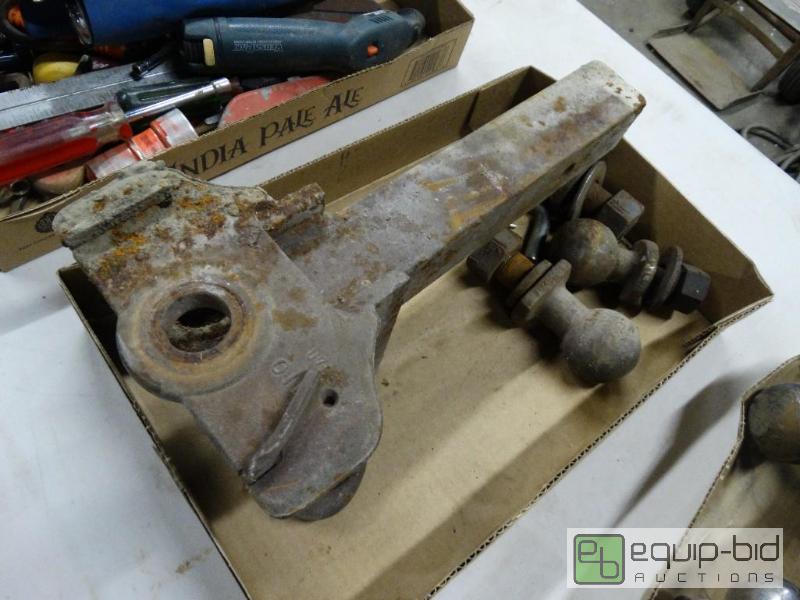 lot 1197 image: Heavy duty hitch with 3 balls....