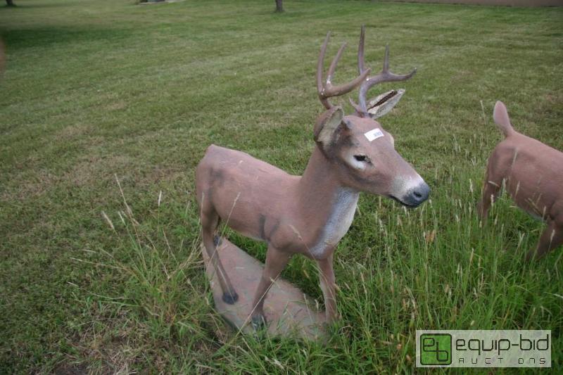 lot 101 image: Cement buck deer statue....