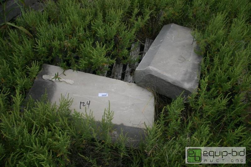 lot 124 image: lot of large cut stone...