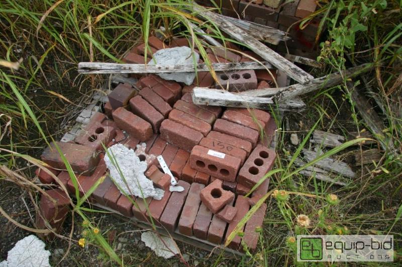 lot 150 image: pallet of mixed bricks...