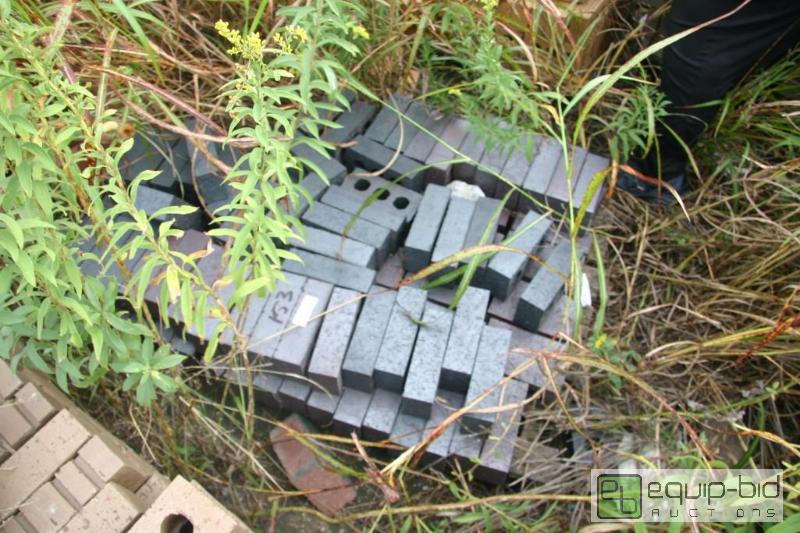 lot 153 image: pallet of gray brick...