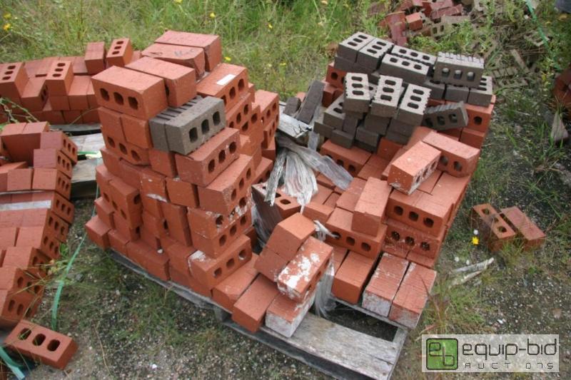lot 160 image: pallet of 3 hole mixed bricks...