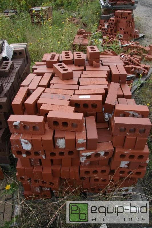 lot 173 image: large lot of 3 hole red bricks...