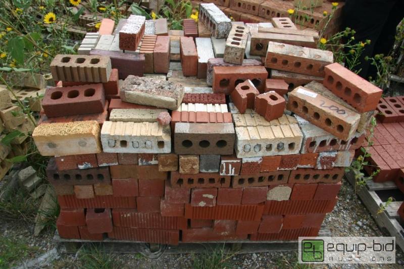lot 200 image: large pallet of misc&nbspbricks...