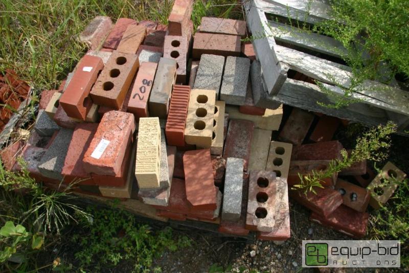 lot 208 image: misc&nbsppallet of bricks...
