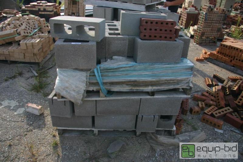 lot 219 image: double pallet of cinder blocks...