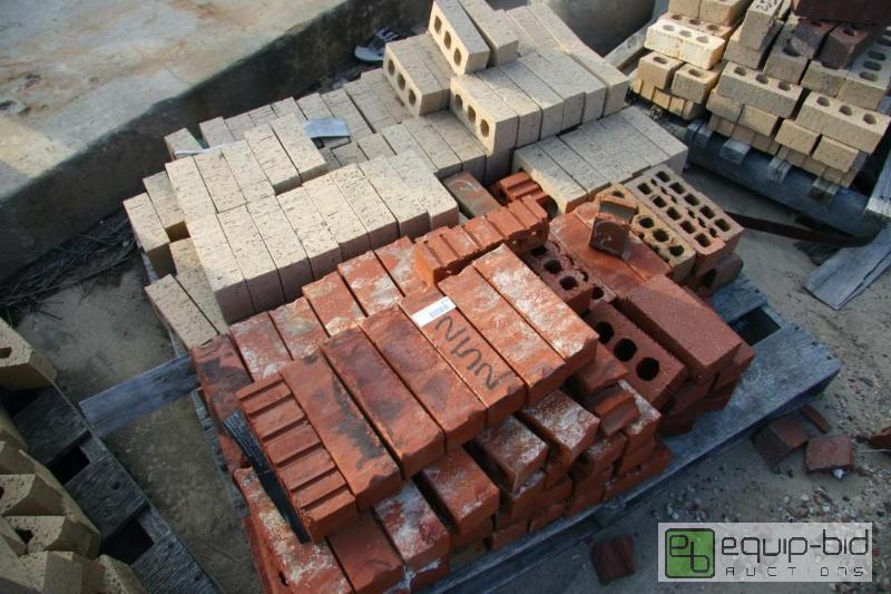 lot 252 image: pallet of mixed bricks...