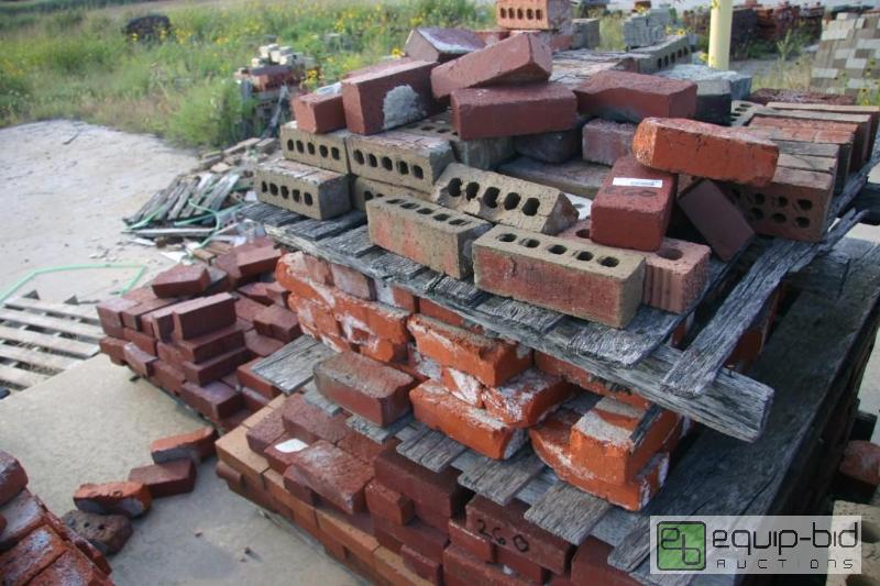 lot 260 image: triple pallet of mixed bricks...