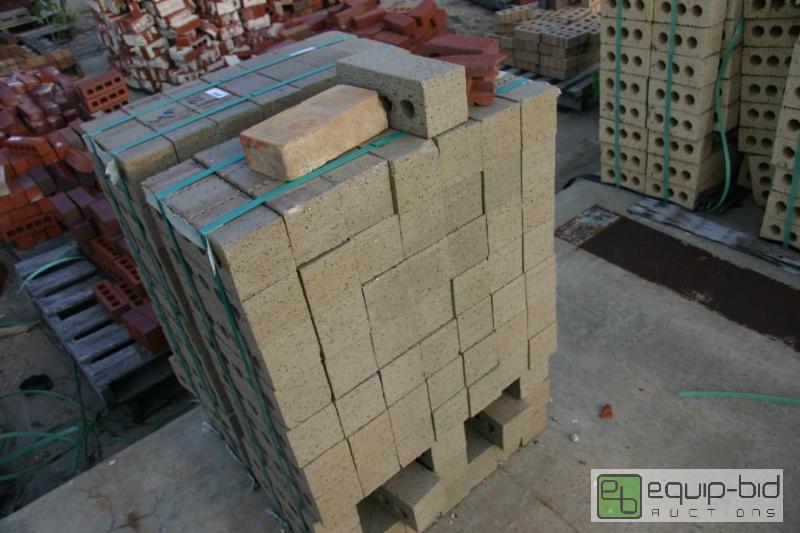 lot 265 image: 2 bundles of 5 hole bricks...