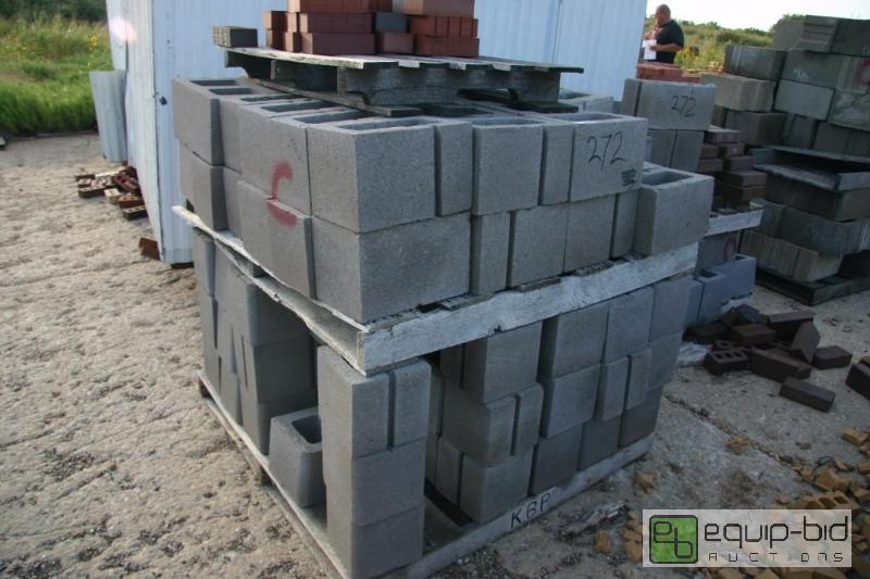lot 272 image: 3 pallets of cinder blocks...