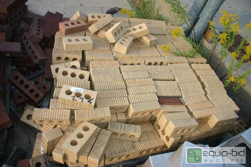lot 275 image: large lot of buff 3 hole bricks...