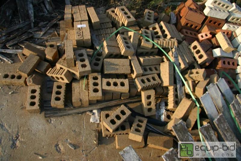lot 305 image: large pile of beige 3 hole bricks...