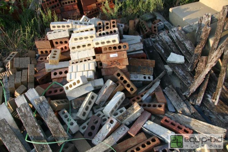 lot 306 image: large pile of misc bricks...