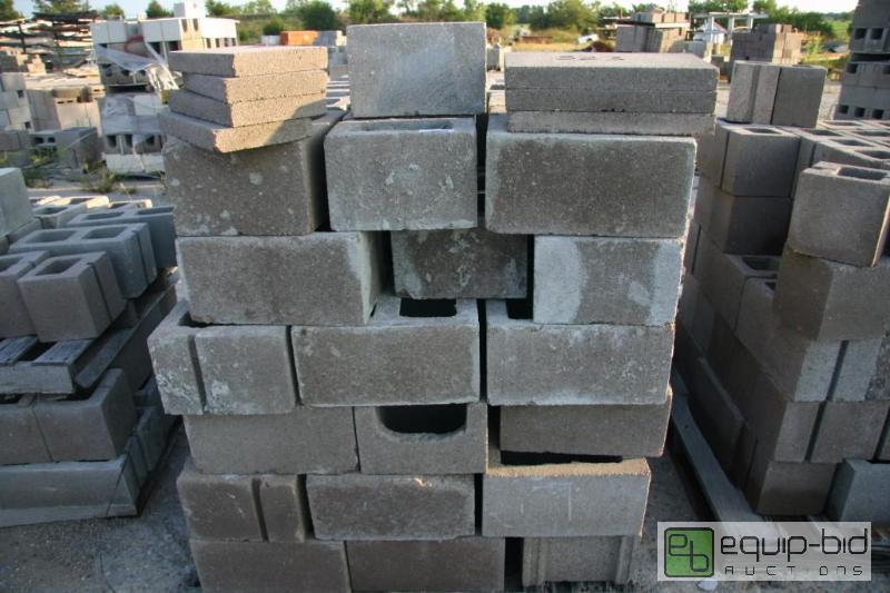 lot 323 image: large pallet of cinder blocks...