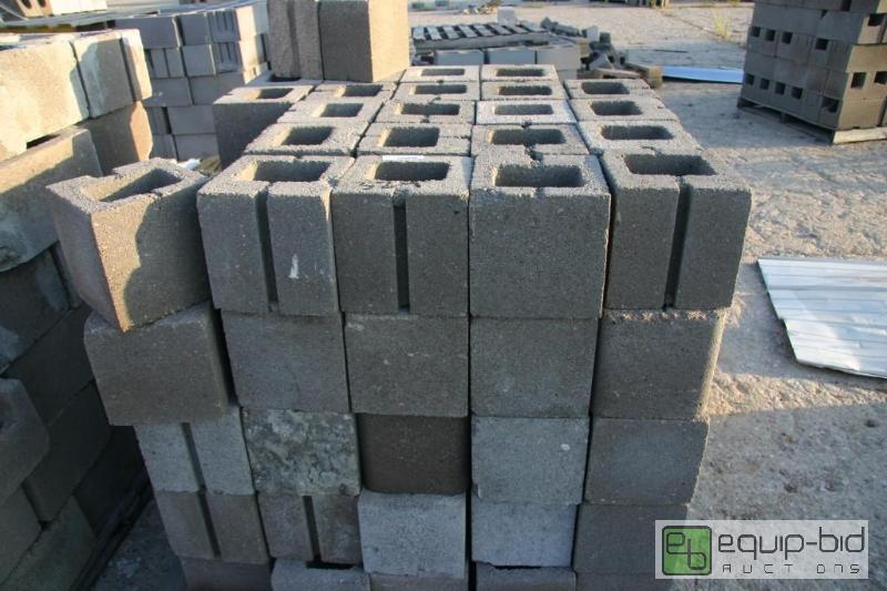 lot 324 image: pallet of cinder blocks...
