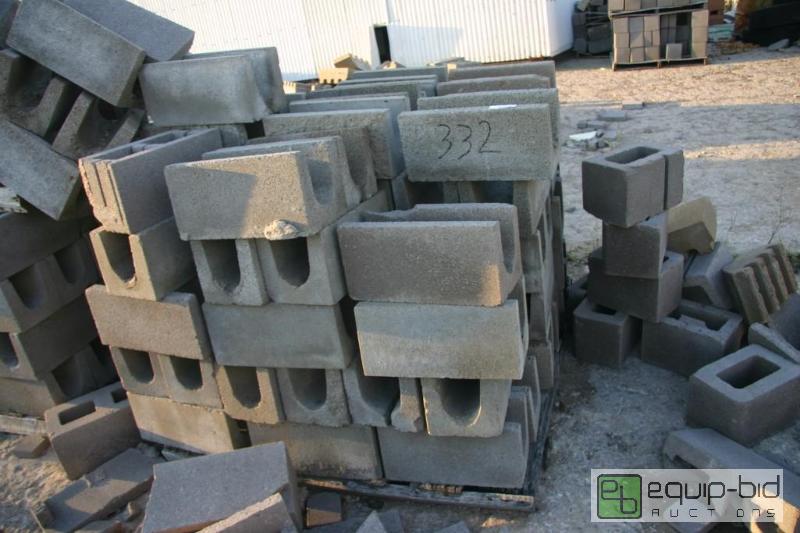 lot 332 image: 2 pallets of U shaped cinder blocks...