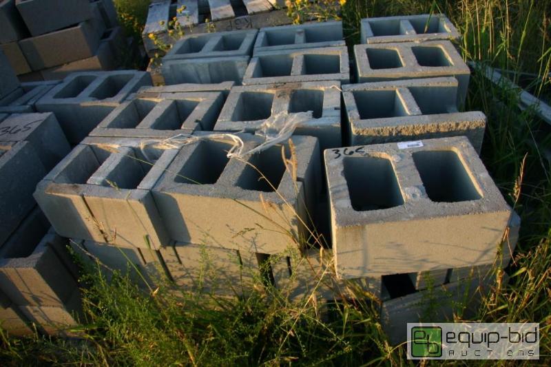 lot 365 image: 3 pallets of cinder blocks...