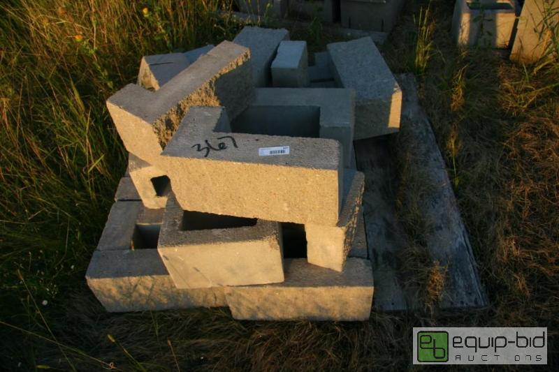 lot 367 image: pallet L shaped blocks...
