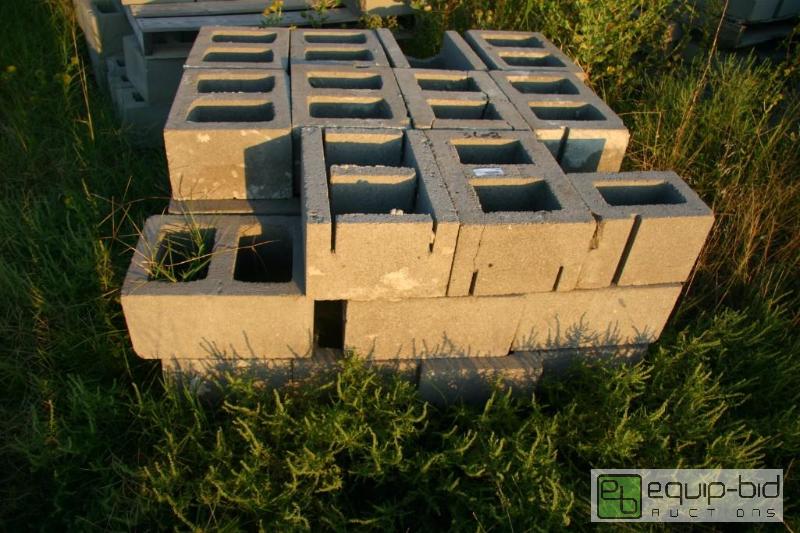 lot 368 image: 3 pallets of cinder blocks...
