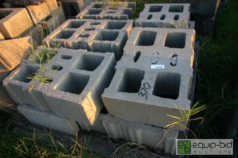 lot 370 image: 2 pallets of cinder blocks...