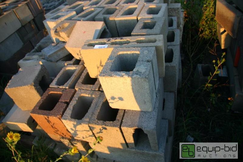 lot 372 image: pallet of cinder blocks...
