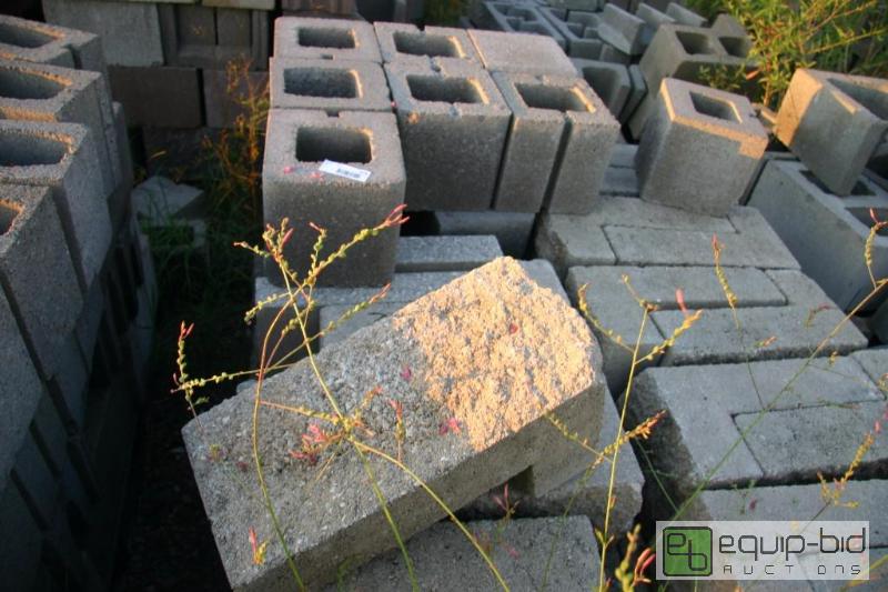 lot 373 image: large lot of rough face L shape blocks...