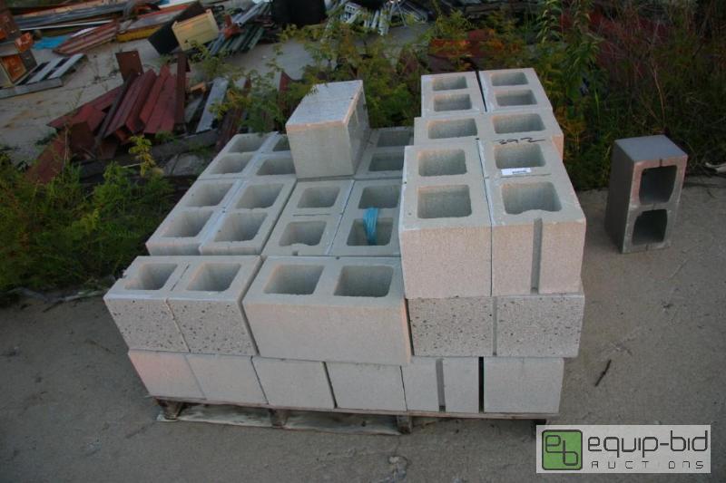 lot 392 image: pallet of cinder blocks...